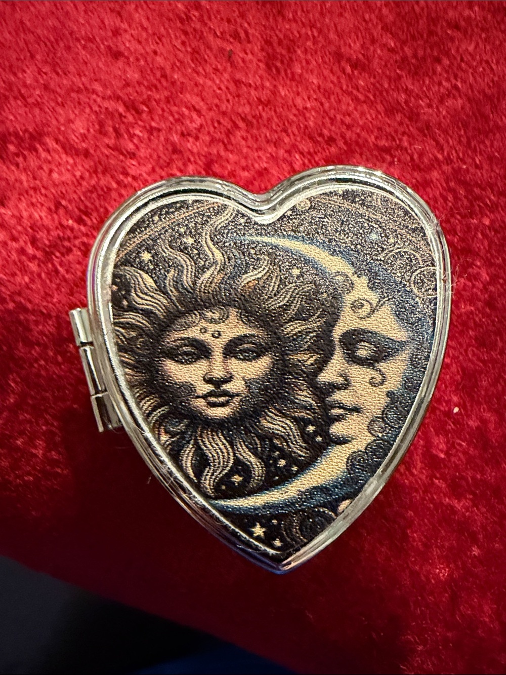 Heart-Shaped Sun & Moon pill box - Black and Silver